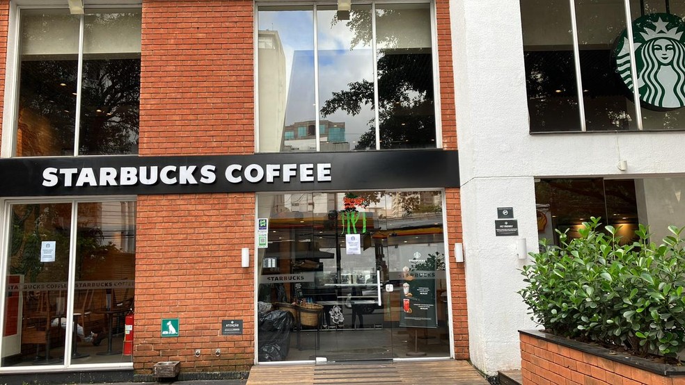 Loja da Starbucks no bairro do Itaim, em São Paulo, fechada — Foto: Maurício Xavier