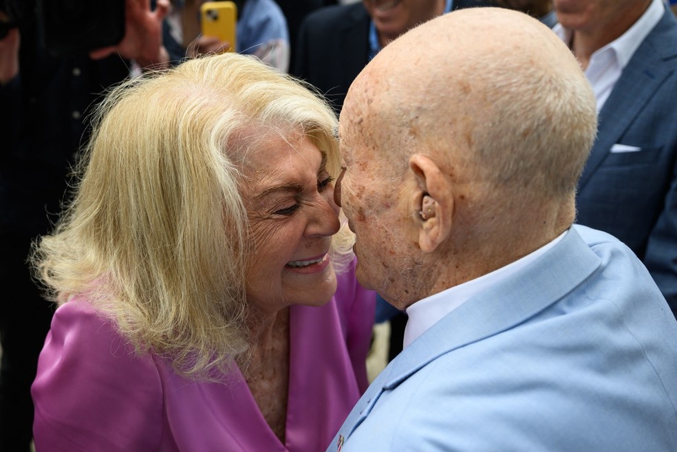 O veterano da Segunda Guerra Mundial Harold Terens e Jeanne Swerlin — Foto: LOIC VENANCE/AFP