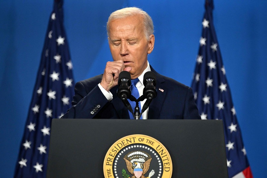 Biden tosse durante coletiva no término da Cúpula da Otan, em Washington