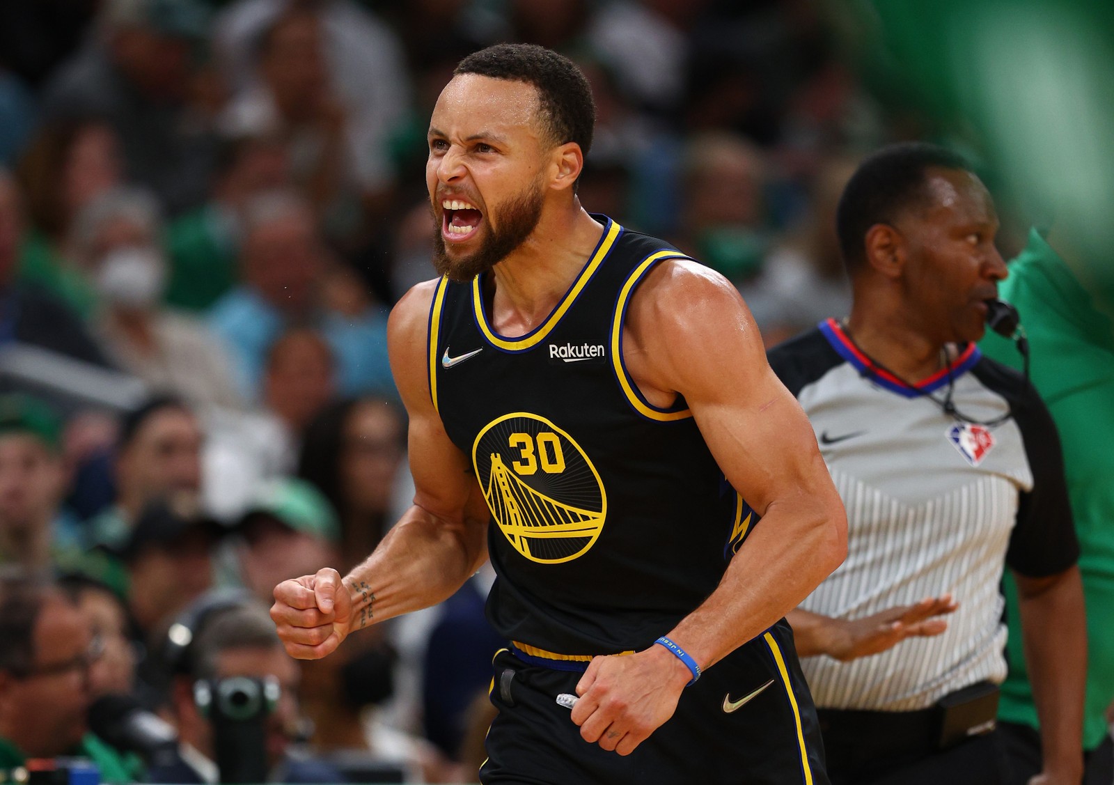 Stephen Curry em partida contra o Boston Celtics, na NBA — Foto: Elsa/Getty Images/AFP