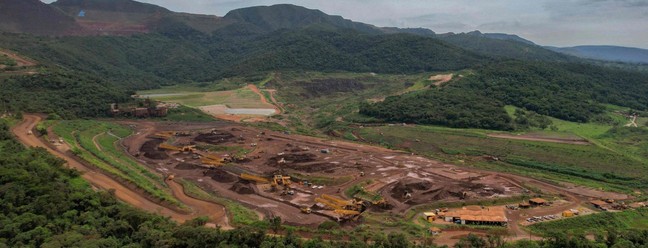 Vista aérea do local onde ficava a barragem da Vale e parte da área destruída pela lama e onde hoje ficam os postos de busca em Brumadinho — Foto: Douglas Magno / AFP