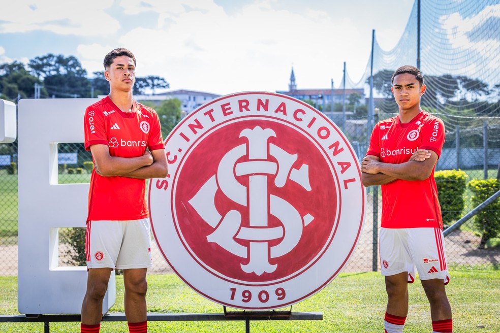 João Bezerra, 14 anos, e Luis Otavio, 16 anos: ambos jogam na base do Inter e são tratados como joias do clube — Foto: Leandro Monks