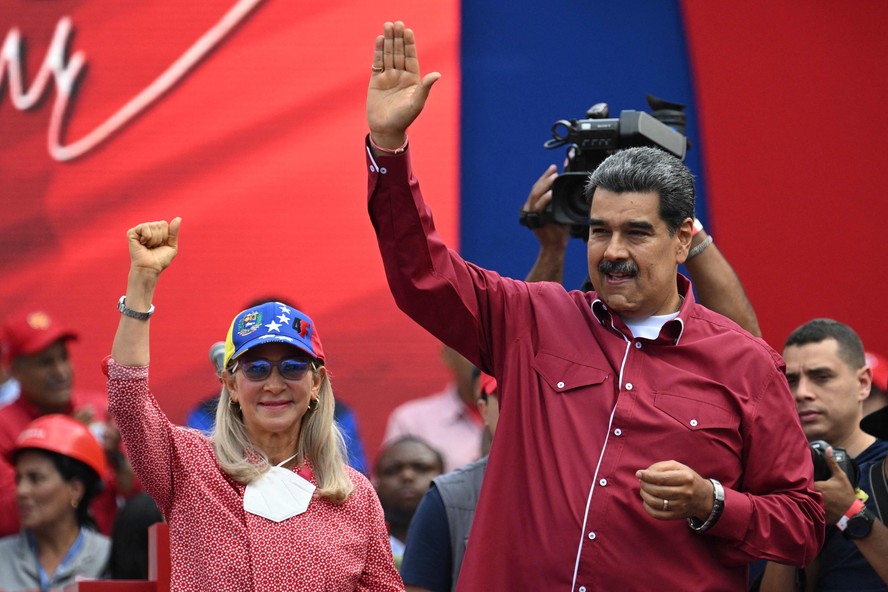 Nicolás Maduro durante comemoração do Dia do Trabalho em Caracas; conversa com Santiago Peña apontou para possível reaproximação entre os países, anunciou governo.