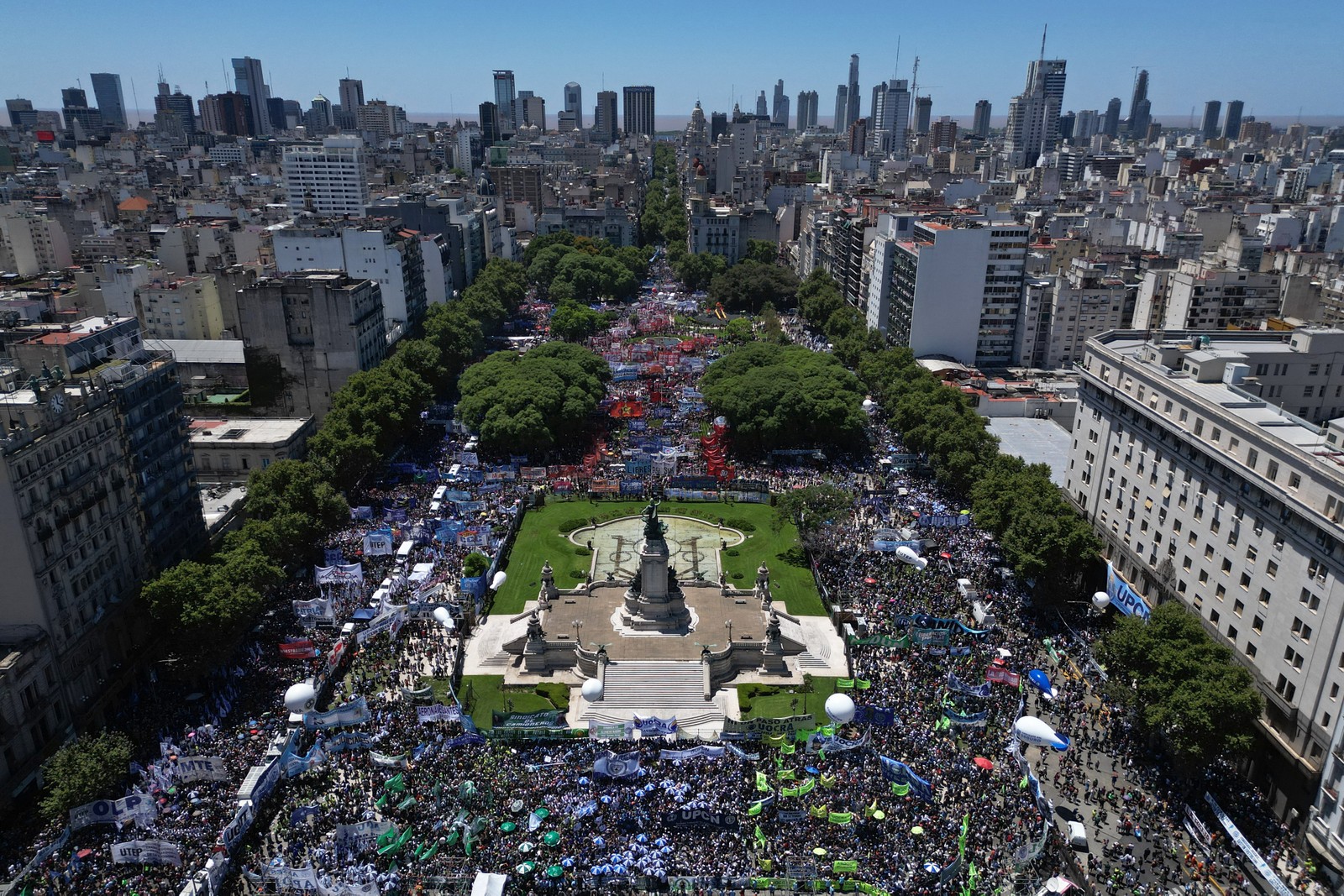 Manifestantes se reúnem ao lado de fora do Congresso, em Buenos Aires, em meio à greve geral na Argentina — Foto: TOMAS CUESTA/AFP
