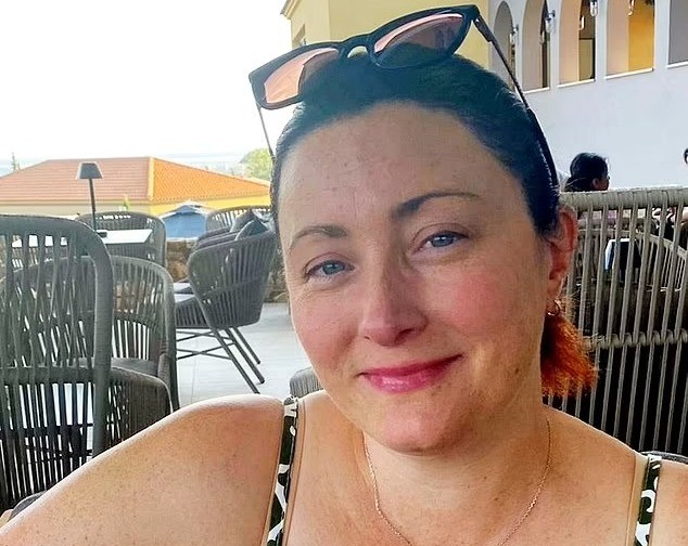 Danielle, que já foi diagnosticada com lúpus, precisou da ajuda de uma das filhas após perder a consciência e ser tratada por um médico do resort com antibióticos — Foto: Reprodução