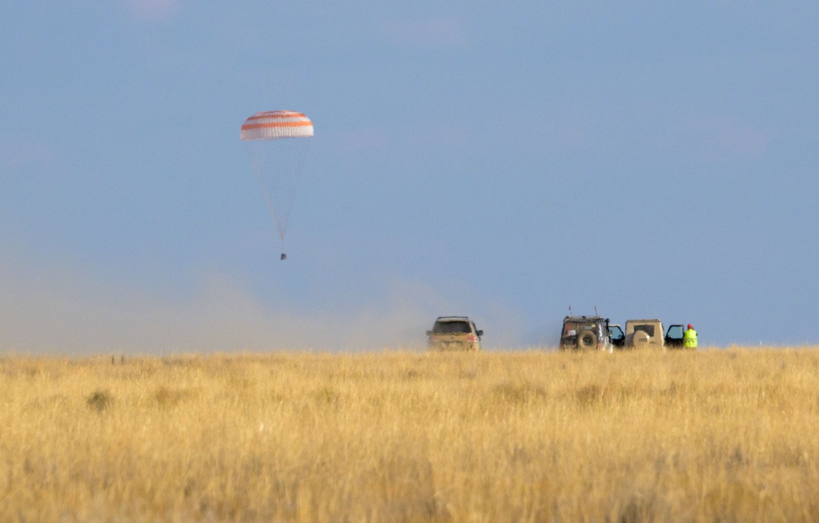 Fotografia divulgada pela NASA mostra a cápsula Soyuz MS-23 transportando a tripulação da Estação Espacial Internacional (ISS) dos cosmonautas russos Sergey Prokopyev, Dmitri Petelin e do astronauta da NASA Frank Rubio durante seu pouso em um local remoto área fora da cidade de Dzhezkazgan, Cazaquistão. — Foto: Bill INGALLS / NASA / AFP