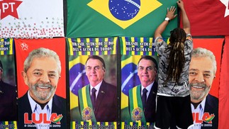 Vendedora ambulante das ruas de Belo Horizonte, organiza bandeiras e toalhas usadas para manifestar apoio aos candidatos do segundo turno da eleição presidencial do Brasil — Foto: DOUGLAS MAGNO/AFP