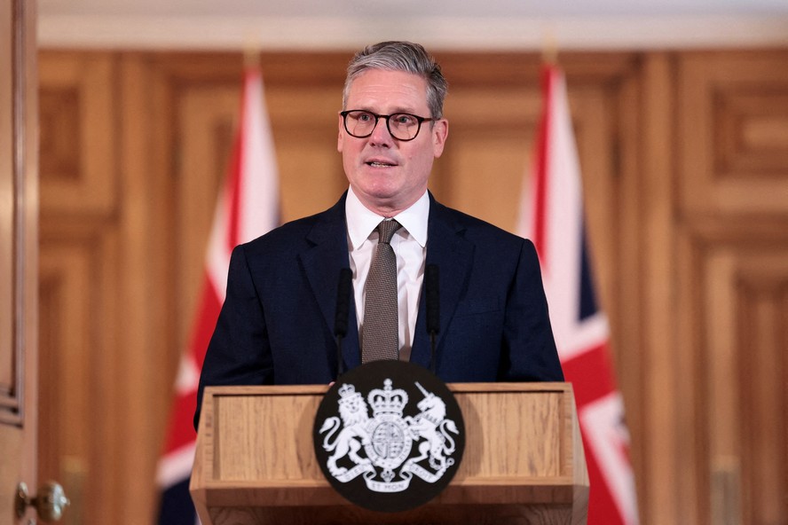 O primeiro-ministro do Reino Unido, Keir Starmer, realiza uma conferência de imprensa ao final da primeira reunião de seu gabinete em Downing Street, Londres