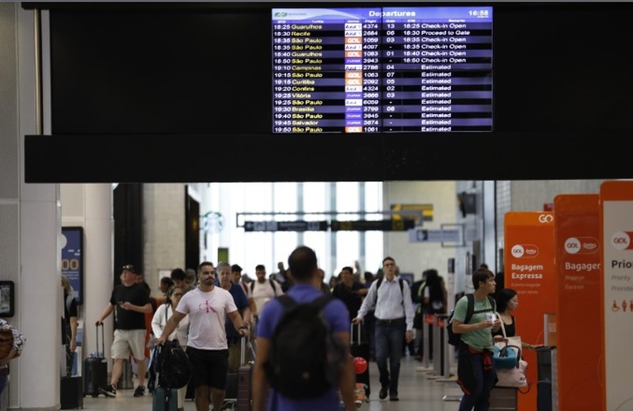 Enquanto o Galeão se encontra praticamente vazio, corredores do Santos Dumont vive lotado de passageiros