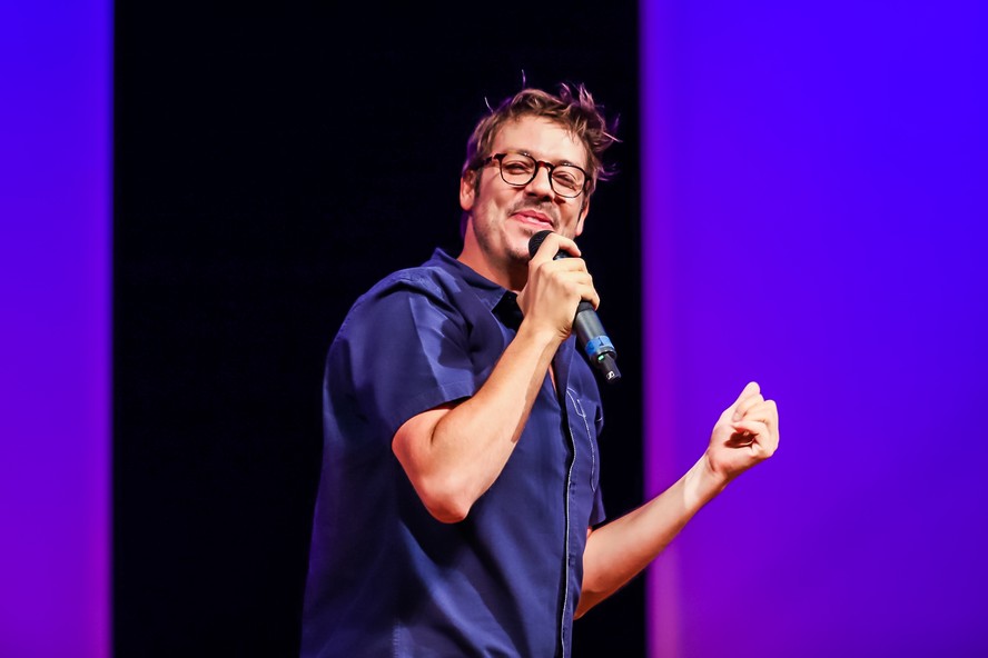 Fábio Porchat participará do show beneficente “Humor solidário”, no Qualistage, em prol do Rio Grande do Sul