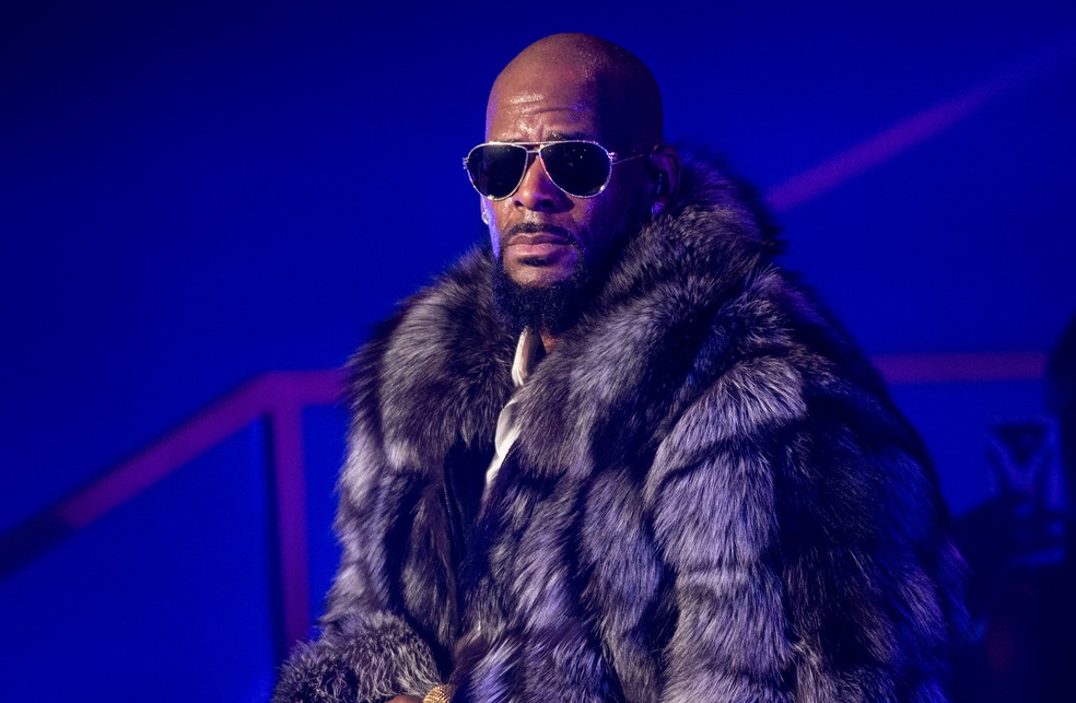 R. Kelly foi acusado por diferentes crimes como tráfico sexual e pornografia infantil — Foto: Noam Galai/Getty Images