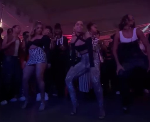 Anitta na pista de dança de seu aniversário