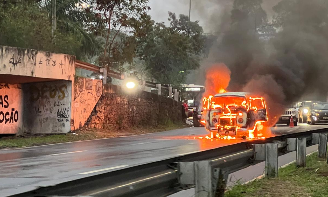 Kombi pega fogo na Avenida Ayrton Senna, na Zona Oeste do Rio 