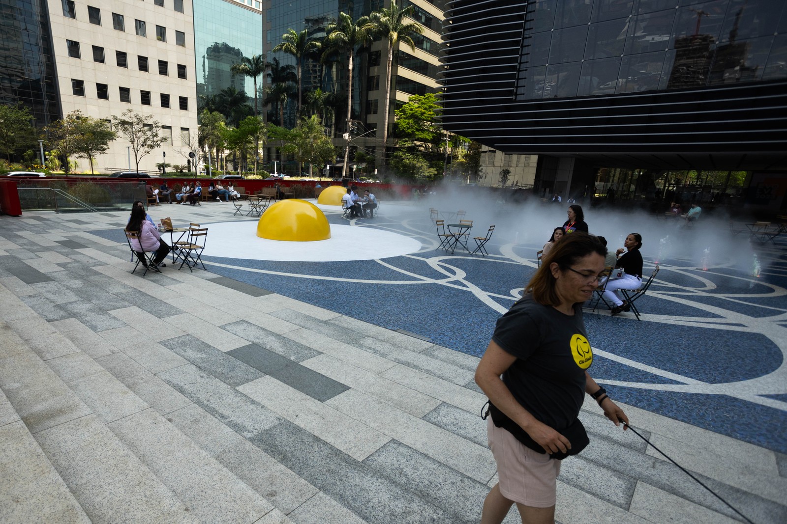 EGGCIDENT. Intervenção urbana criada pelo artista holandês Henk Hofstra, que busca chamar a atenção para as mudanças e o aquecimento global. — Foto: Maria Isabel Oliveira/Agência O Globo