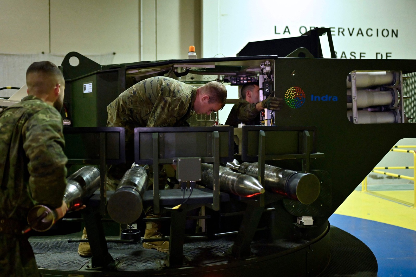 Treinamentos duraram cerca de um mês e incluiram simuladores de tanques — Foto: OSCAR DEL POZO / AFP