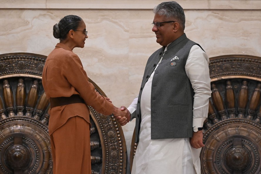 A ministra do Meio Ambiente brasileira, Marina Silva, e seu homólogo indiano, Bhupender Yadav, durante encontro entre lideranças ambientais do G20 em Chennai