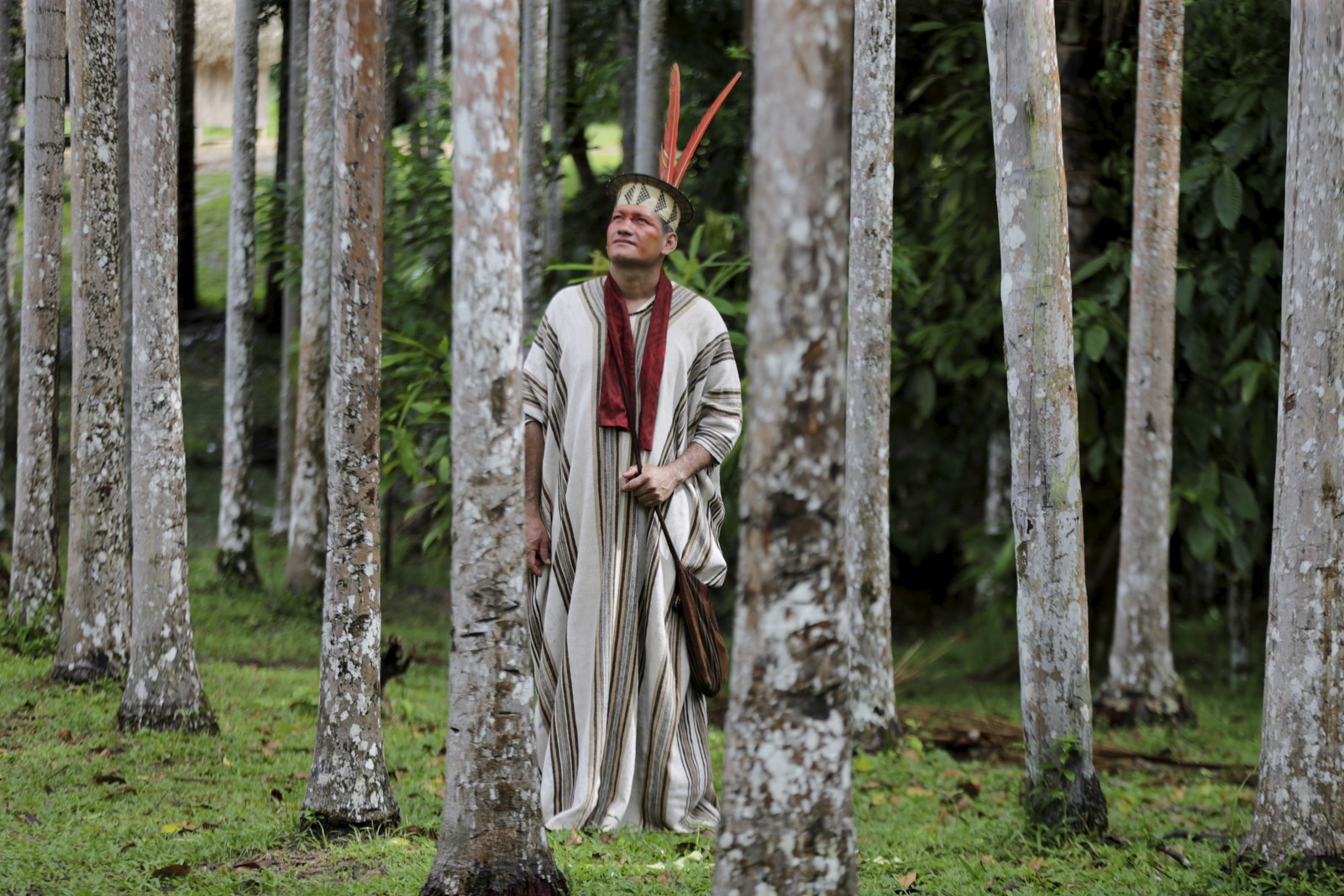 Wewito Pyãko, presidente da Associação Apiwtxa (que significa "união" na língua Arwak) durante encontro inédito com os kayapó para troca de experiências e saberes -   — Foto: Domingos Peixoto / Agência O Globo