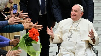 Papa Francisco saúda peregrinos durante a audiência geral semanal na sala Paulo VI no Vaticano — Foto: FILIPPO MONTEFORTE/AFP