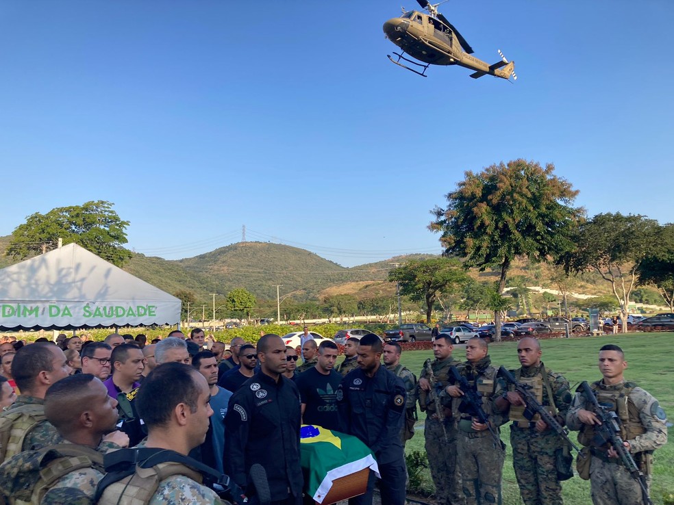 Helicópteros sobrevoando cemitério Jardim da Saudade, durante sepultamento do PM Jorge Henrique Galdino — Foto: Camila Araujo