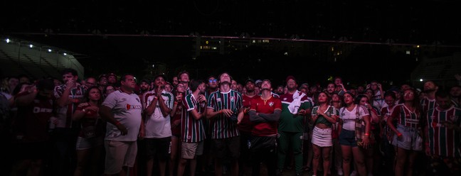 Torcida olha apreensiva o telão enquanto Internacional ainda vencia o Fluminense por 1x0 — Foto: Marcelo Cassiano/Agência O Globo
