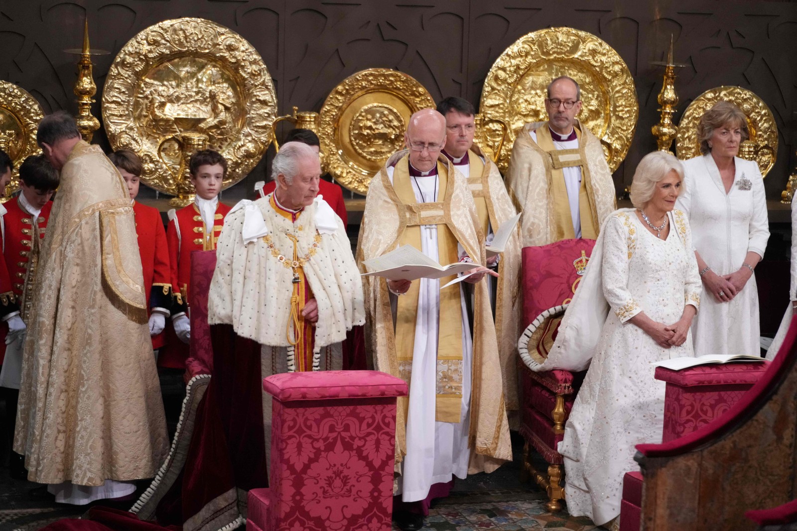 Charles e Camilla fazem seus votos durante suas coroações na Abadia de Westminster — Foto: Victoria Jones / POOL / AFP