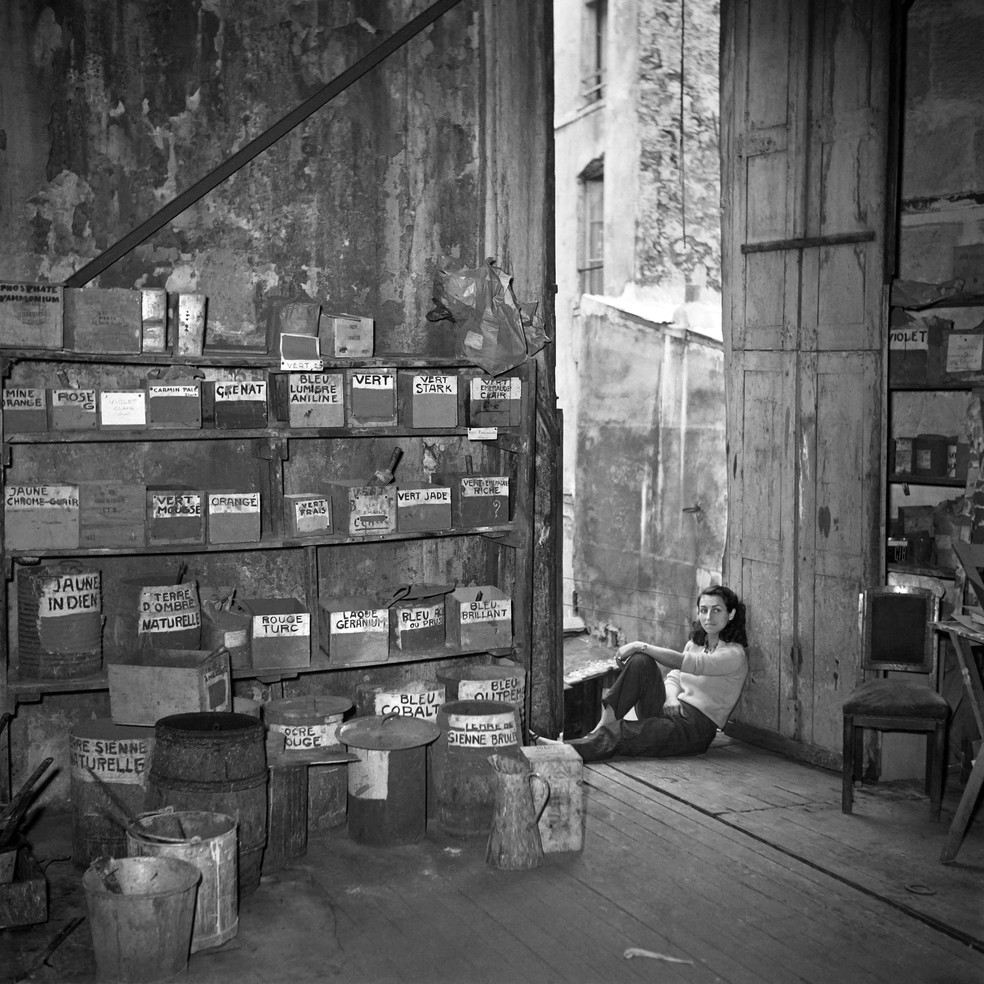 Françoise Gilot em seu ateliê, em 1953 — Foto: AFP