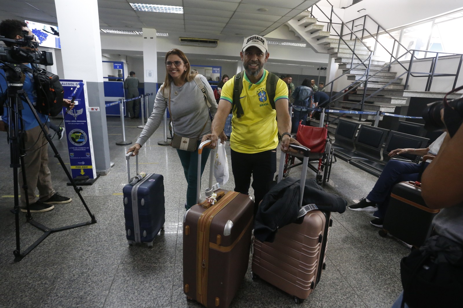 Brasileiros desembarcando no Rio de Janeiro — Foto: Fabiano Rocha/Agência O Globo