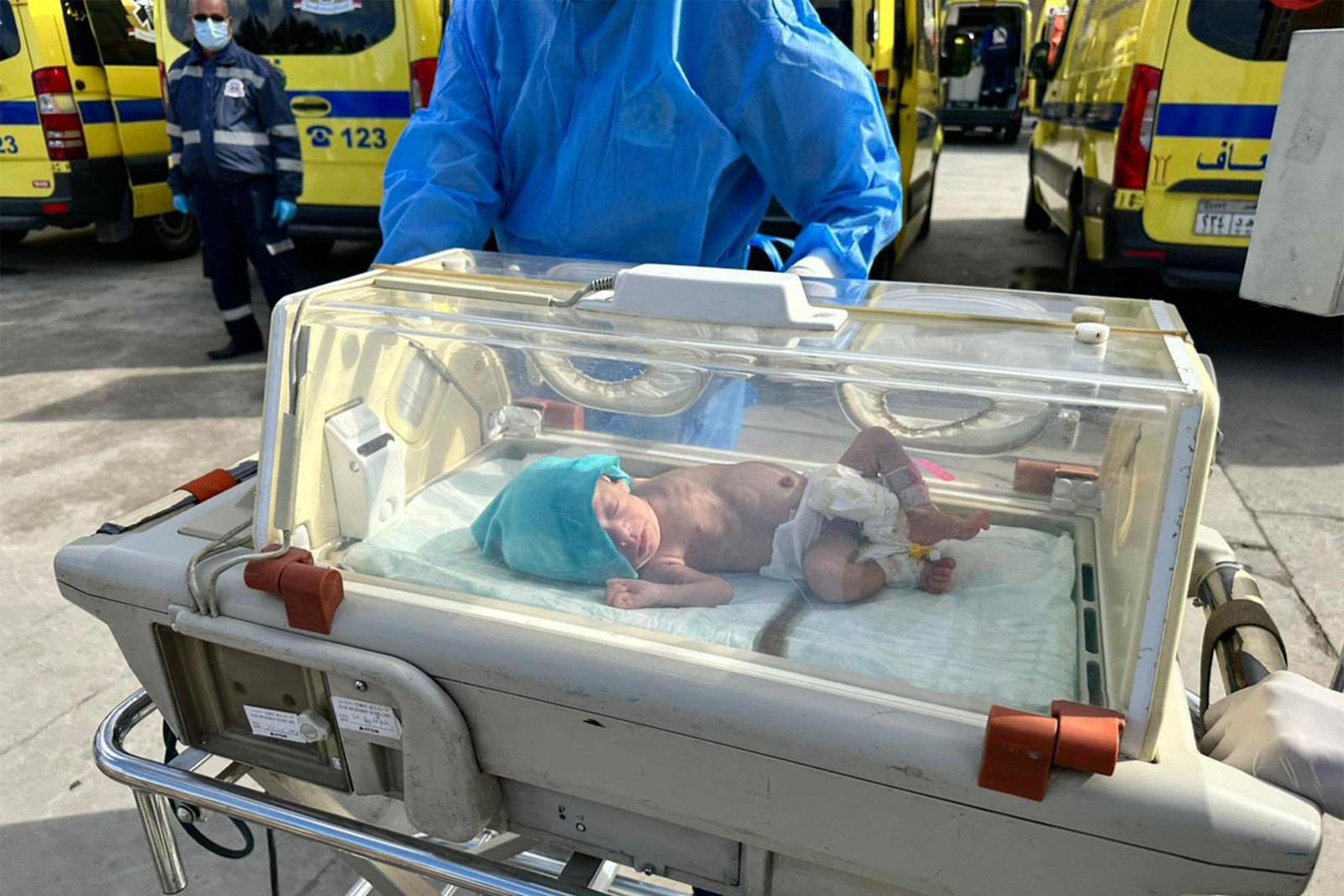 Bebê palestino é evacuado em ambulância após ataque a hospital — Foto: AFP
