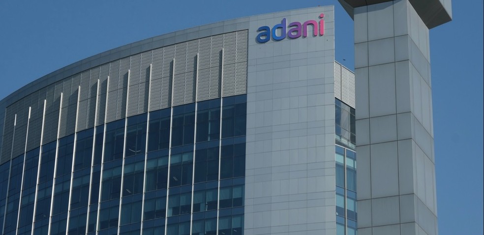 Um dos maiores conglomerados da Índia, o Adani Group reúne empresas que vão desde minas de carvão, um de seus primeiros negócios, até usinas de energia, portos e aeroportos. — Foto: Bloomberg