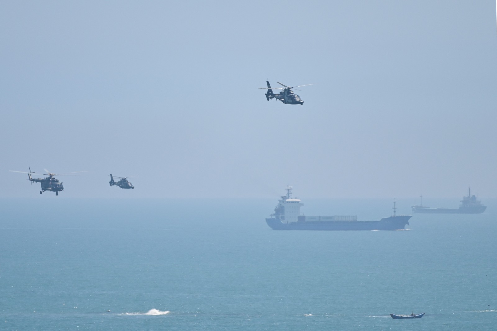 Helicóptero militar chinês sobrevoa a ilha de Pingtan, um dos pontos mais próximos entre China e Taiwan, na província de Fujian — Foto: Hector RETAMAL/AFP