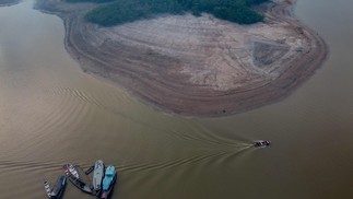 O Amazonas está sofrendo uma severa seca que está afetando a navegação e a distribuição de combustível e alimentos para o interior do estado — Foto: Michael Dantas / AFP