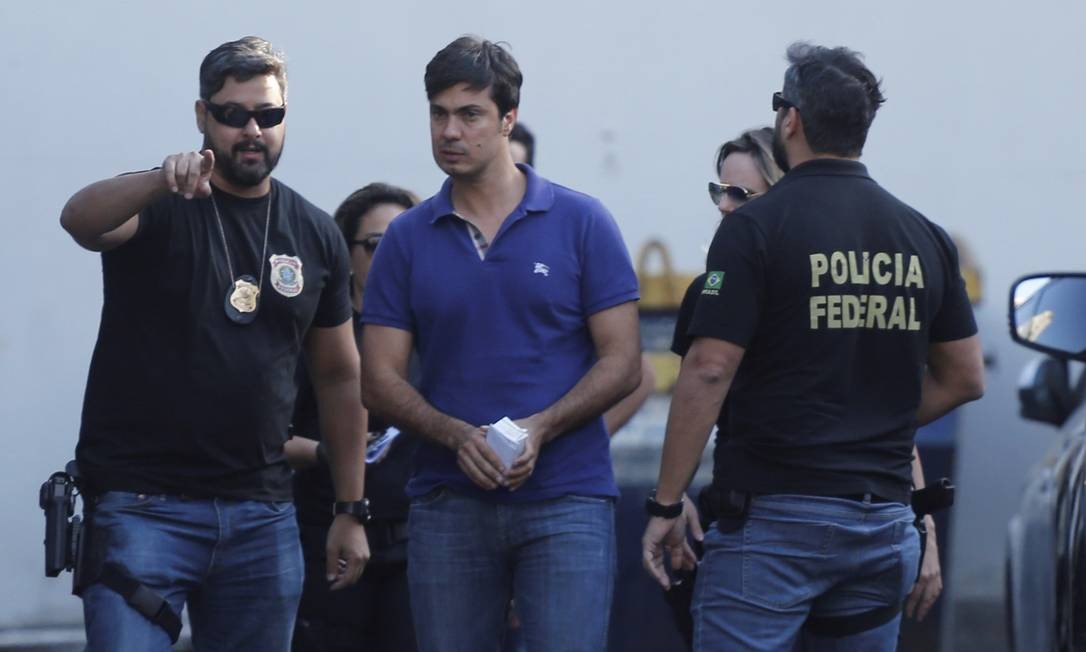 Felipe Picciani sendo escoltado pela PF em 2017 — Foto: Agência O Globo