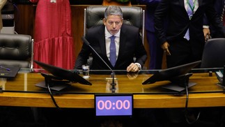 O presidente da Câmara dos Deputados, Arthur Lira, fala durante a cerimônia de posse dos novos deputados brasileiros no plenário da Câmara dos Deputados, em Brasília — Foto: Sergio Lima / AFP