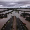 Estrada sob as águas em Canoas (RS), um dos municípios mais atingidos - Nelson ALMEIDA / AFP
