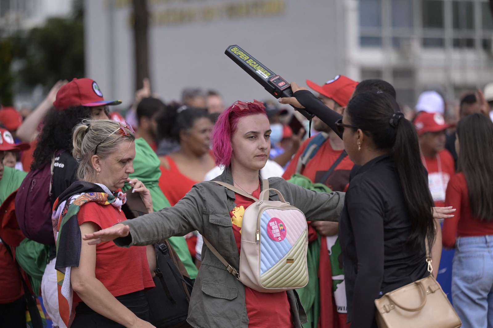 Segurança verifica presença de metais junto ao corpo do público que chega à Esplanada dos Ministérios — Foto: DOUGLAS MAGNO / AFP