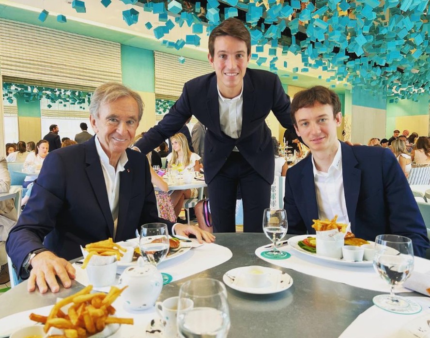 Bernard Arnault com os filhos Alexandre e Frédéric Arnault