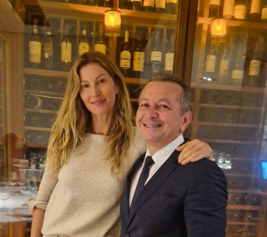 Gisele visitou um dos mais badalados restaurantes do Rio na tarde de ontem