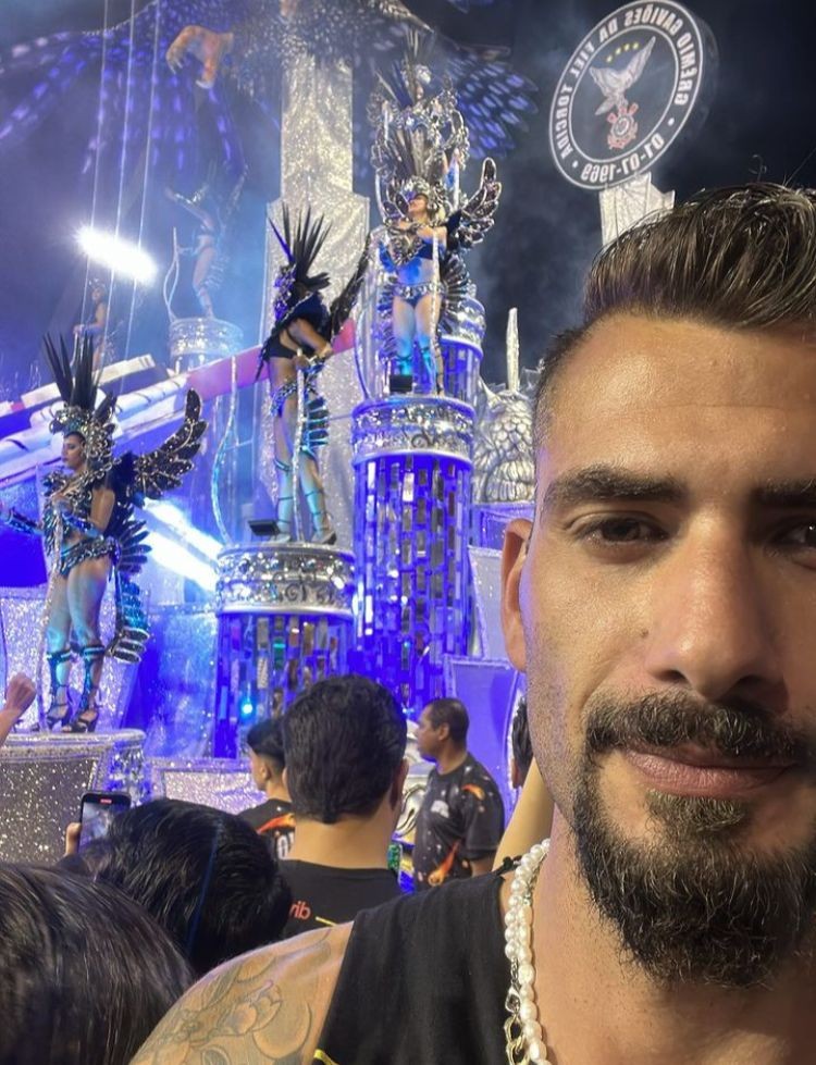 Nizam curtiu o carnaval de rua de São Paulo neste sábado e, de noite, foi assistir aos desfiles das escolas de samba da cidade. Ele já confirmou presença na Marquês de Sapucaí — Foto: Reprodução