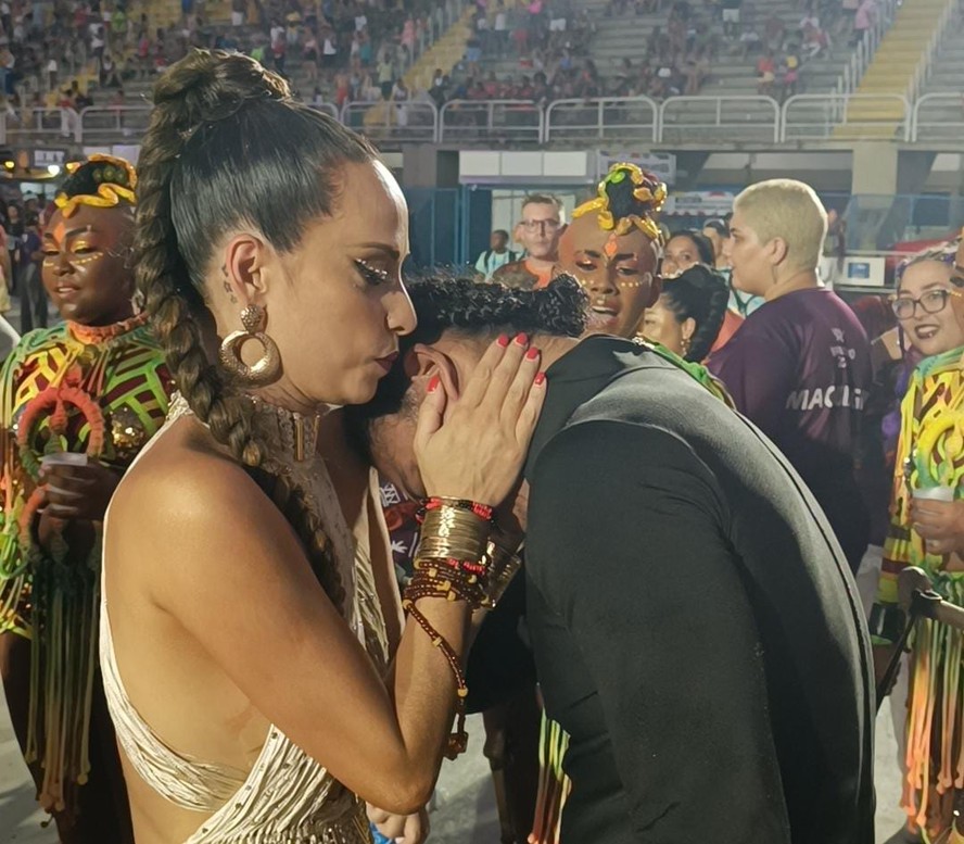 Emocionado, o bailarino Wesley Torquato caiu no choro na dispersão do desfile que consagrou a Viradouro campeã do carnaval