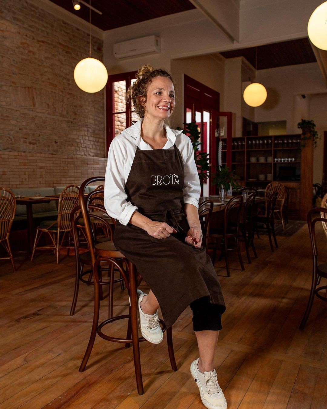 À frente do Miam Miam e do Brota, recém inserido no guia, a chef Roberta Ciasca celebra o selo Bib Gourmand — Foto: Reprodução/Instagram