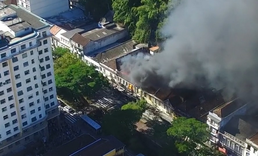 Vista área do local onde começou o incêndio, na Rua do Imperador