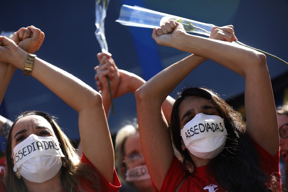 Mulheres protestam na porta da sede da Caixa, em Brasília, após denúncias de assédio sexual — Foto: Cristiano Mariz