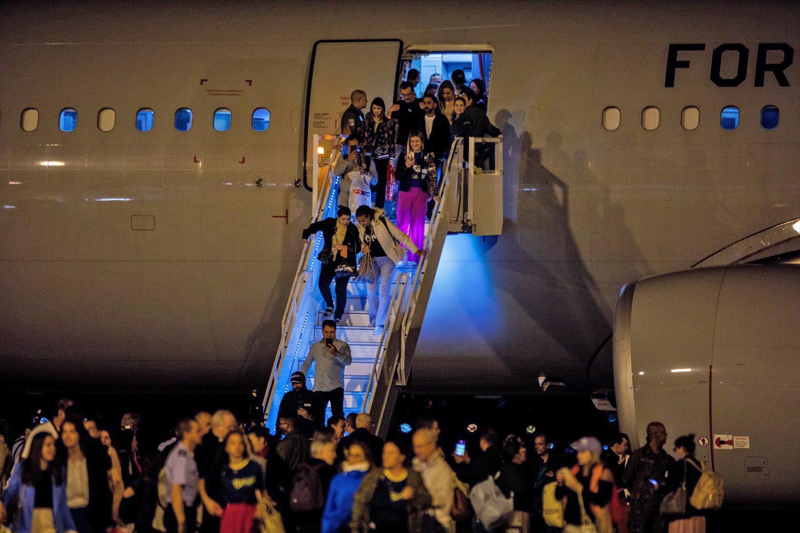 Repatriados desembarcaram na madrugada desta quarta-feira no Aeroporto, em Brasília. .  Foto: Brenno Carvalho / Agência O Globo