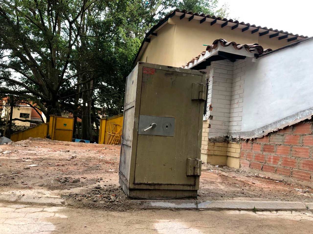 Restou apenas um cofre no local onde funcionava a Casa Museu Pablo Escobar, em Medellín, na Colômbia — Foto: Divulgação/Prefeitura de Medellín