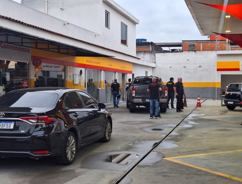 Posto de gasolina foi um dos alvos da operação da Polícia Civil e do MPRJ contra Bernardo Bello e seu grupo — Foto: Jéssica Marques/Agência O Globo