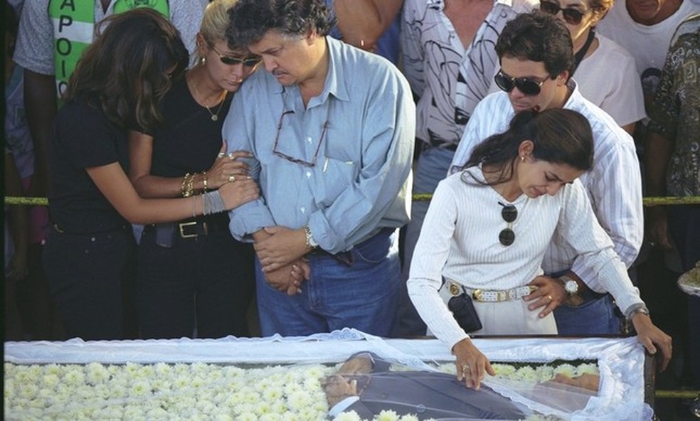 Paulinho Andrade (centro) durante velório de Castor de Andrade, seu pai, em 1997 — Foto: Gabriel de Paiva/Agência O GLOBO