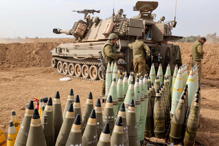 Projéteis de artilharia são alinhados ao lado de veículo blindado enquanto soldados israelenses tomam posições perto da fronteira com Gaza, no sul de Israel