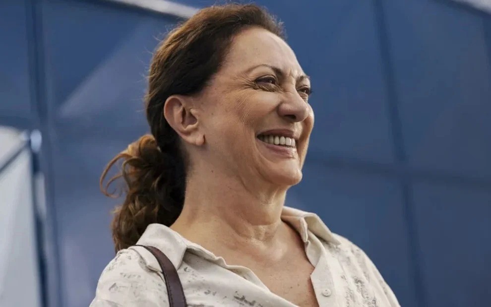 Na quinta, Agatha deixa escapar um sorriso quando Angelina lhe conta que Antônio brigou com Irene por causa da amiga — Foto: TV Globo