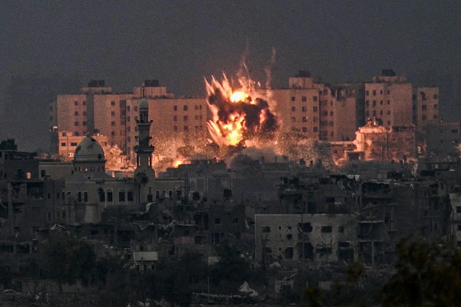 Explosão em Gaza durante ataque de Israel — Foto: Aris Messinis/AFP