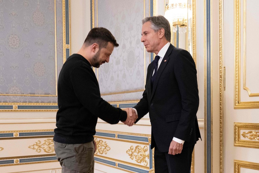 O presidente da Ucrânia, Volodymyr Zelenski, cumprimenta o secretário de Estado dos EUA, Antony Blinken, em Kiev